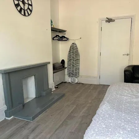 Cosy 2 Bedroom Flat Newport Exterior photo