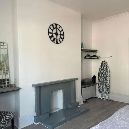 Cosy 2 Bedroom Flat Newport Exterior photo